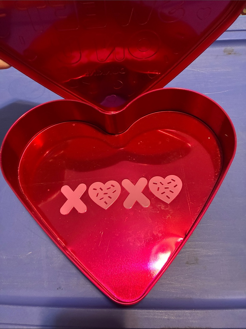 Dunkin' Heart Tins & Glove - Picture 7 of 9
